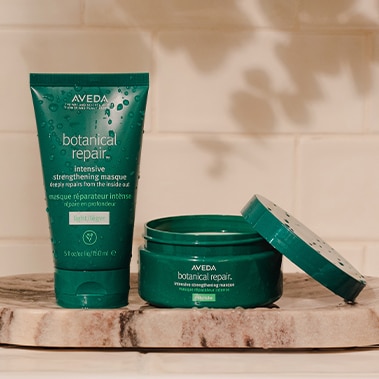 Productafbeeldingen van botanical repair™ intensive strengthening masques in light and rich.